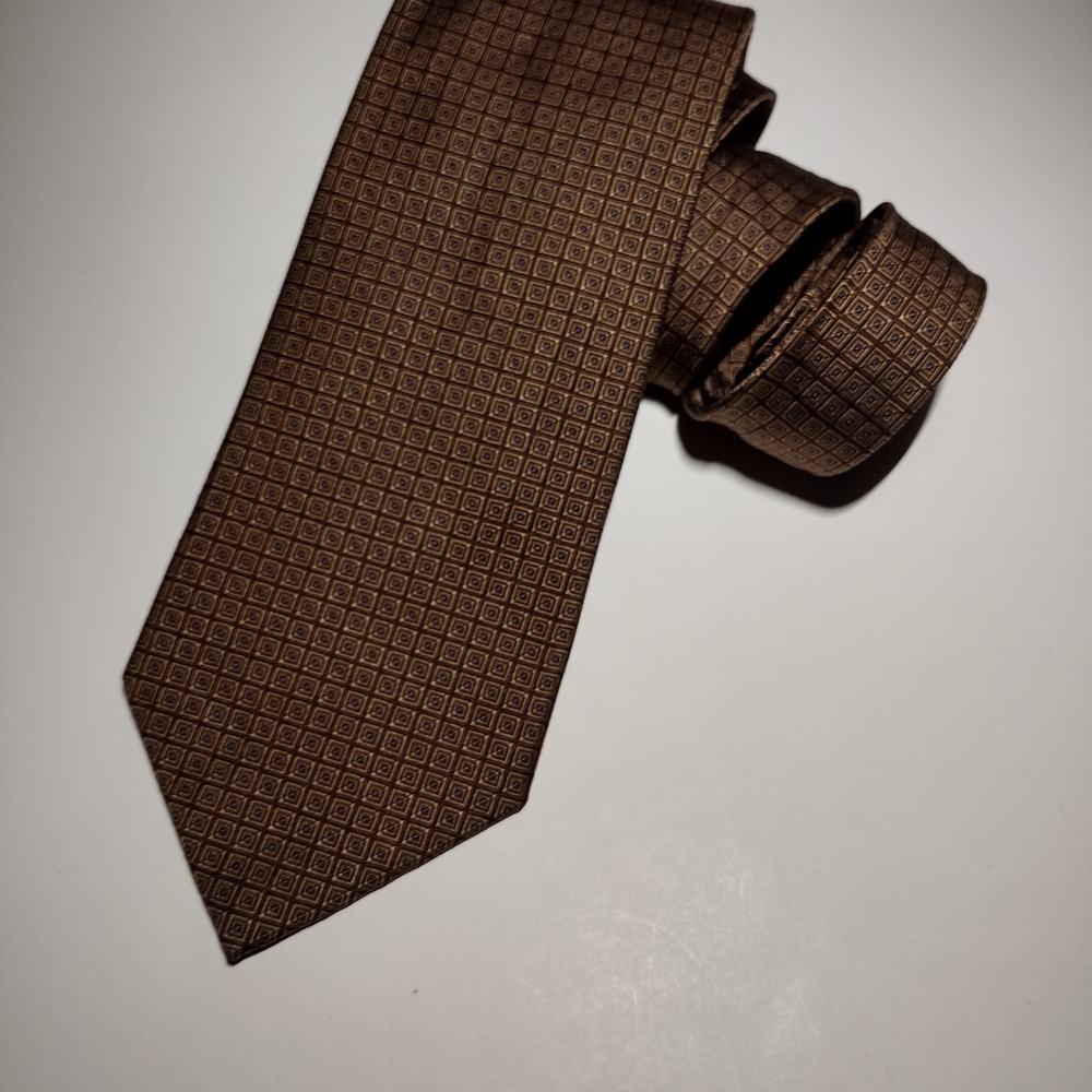 Roundtree & Yorke Geometric Brown Tie